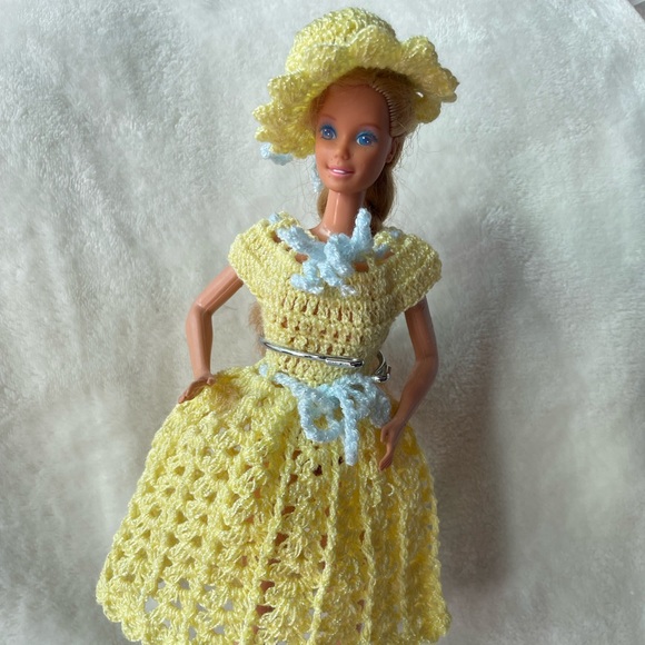 Barbie doll crochet dress with matching hat. - Picture 1 of 3